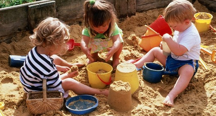 crianças brincando na areia 